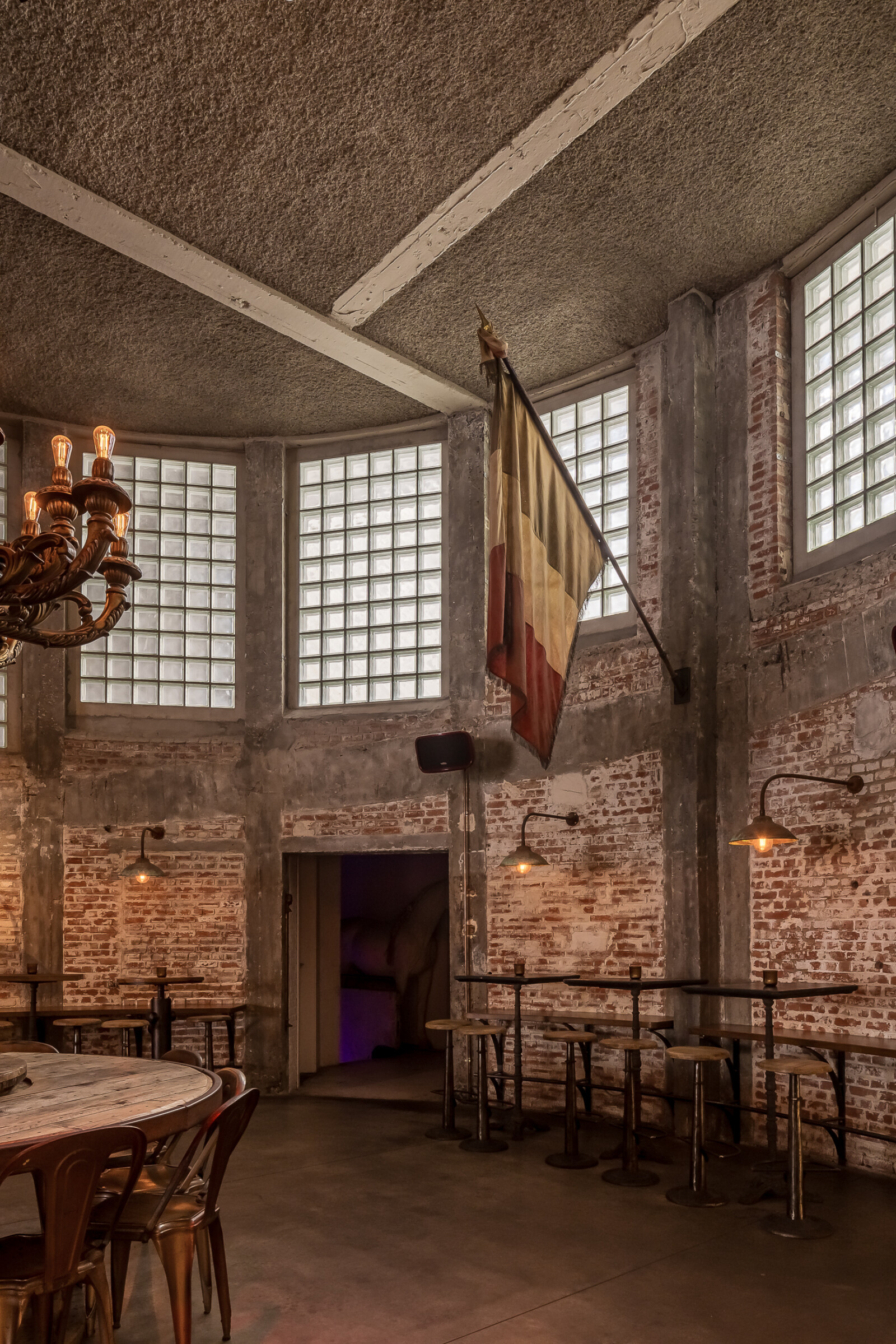 Stay studio brasserie surrealiste photo cafeine be 48